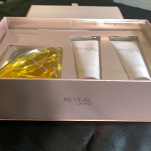 Calvin Klein perfume gift set,REVEAL never opened. This is a light soft scent.